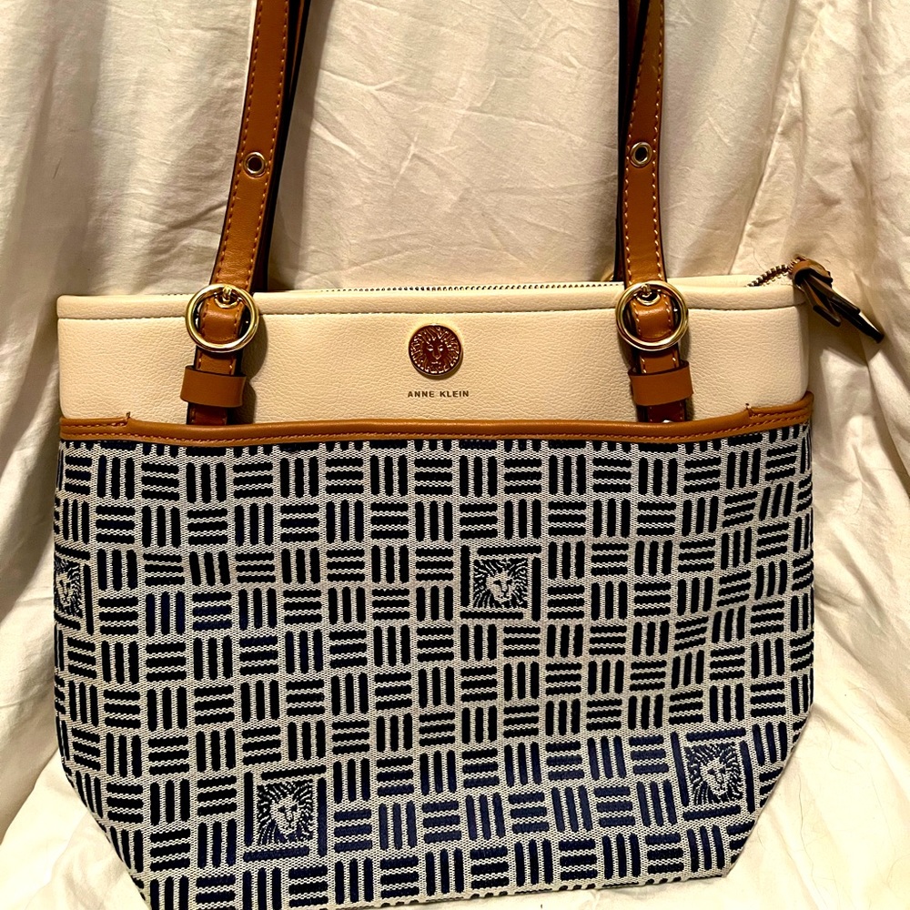 Anne Klein woman’s tote handbag in tan and blue.